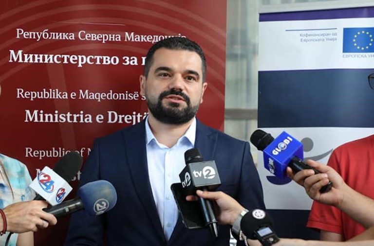 Ministri Lloga shtyn Gjykatën Kushtetuese të përdorë gjuhën shqipe për herë të parë