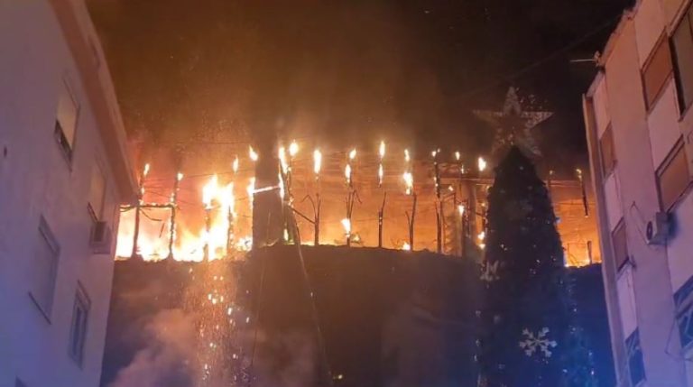 Pamje të rënda nga pallati në Lushnje, situata del jashtë kontrollit, evakuohen banorët e godinave pranë