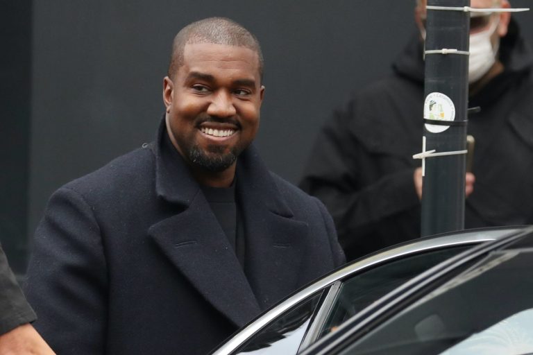 Kanye West buzëqesh gjatë një interviste dhe tregon dhëmbët e tij të titanit, të cilët kanë kushtuar mbi 780 mijë euro
