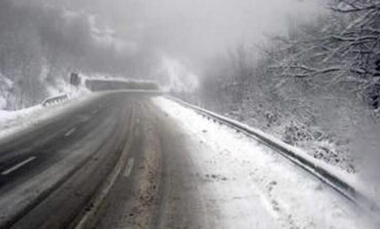 Ndalohet qarkullimi i automjeteve transportuese në rrugën Mavrovë-Dibër për shkak të reshjeve të borës