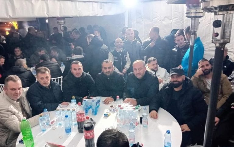 “Rojet e gjuhës” nga Fronti Evropian kaluan natën nën tenda para Kushtetueses