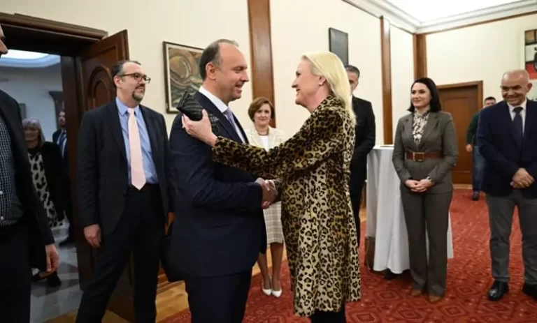 Kryeparlamentari Afrim Gashi në Kuvend takohen me ambasadoren e SHBA-së, Angela Ageler