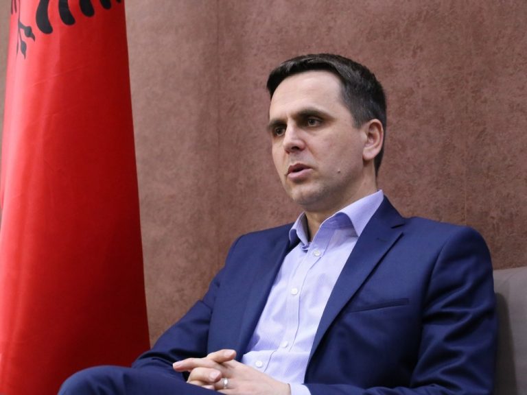 Bilall Kasami i pranishëm në koncertin solistik të Anita Azirit: “Të gjithë që janë këtu, kanë respektuar vetën dhe artin