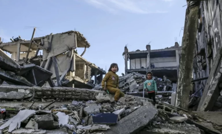 Të paktën 30 persona janë vrarë në sulmet e fundit izraelite në Gaza – numri i të vdekurve palestinezë ka arritur në 58,000