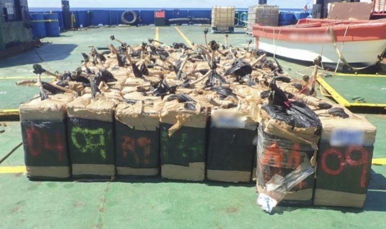 Marina franceze sekuestron 2.4 ton kokainë në Paqësor