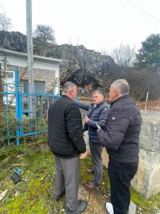 Kryetari Qyra inspekton burimin e ujit në Shum  qytetarët paralajmërohen të jenë të kujdesshëm