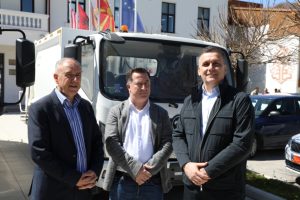 hoxha-pajisje-te-reja-per-mbeturinat-ne-struge-dhe-investime-te-shtuara-ne-infrastrukture