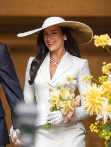 dua-lipa-dhe-callum-turner-i-japin-fund-beqarise-martohen-me-nje-ceremoni-te-thjeshte-ne-londer-foto