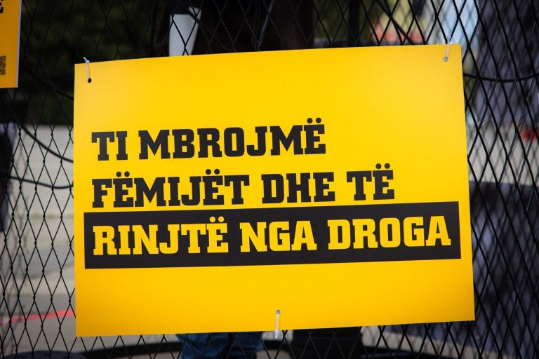 Mosha e përdorimit të drogës në Kosovë ka rënë në 16 vjeç