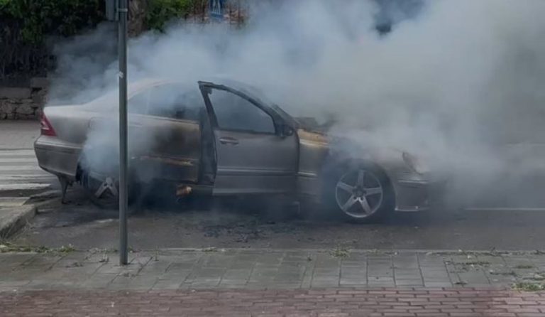 Makina merr flakë në mes të rrugës, shërbimi zjarrfikës ndërhyn në kohë