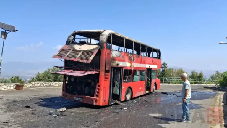 Autobus dykatësh i NTP “Shkupi” përfshihet nga zjarri në Vodno, nuk ka të lënduar