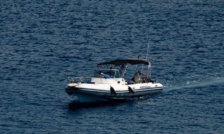 Tragjedi në Kretë, humb jetën një turiste holandeze pasi ra nga një varkë