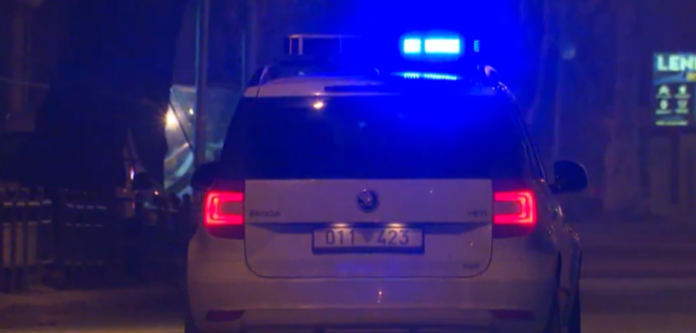 Të shtëna me armë automatike në Tetovë, plumba goditën një shtëpi dhe automjet