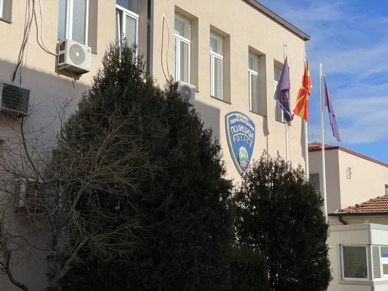 Goditën veturën e policisë me kamion dhe sulmuan policët, tre persona në kërkim