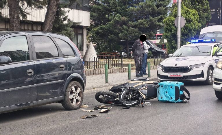 Aksident në Shkup, dërguesi me motor përplaset me veturën dhe përfundon në spital