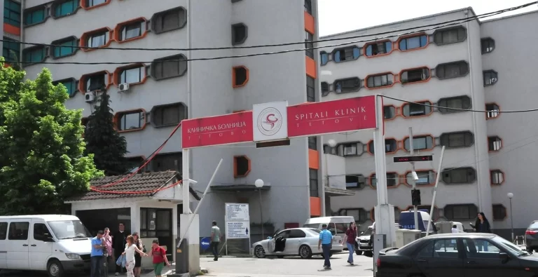 Disa të rinj theren me thikë në qendër të Tetovës