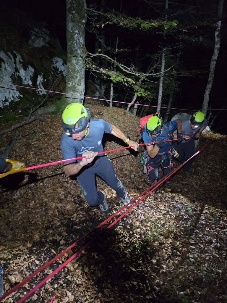 Tragjedi në Slloveni: Fëmija bie në humnerë, babai humb jetën duke shkuar drejt tij